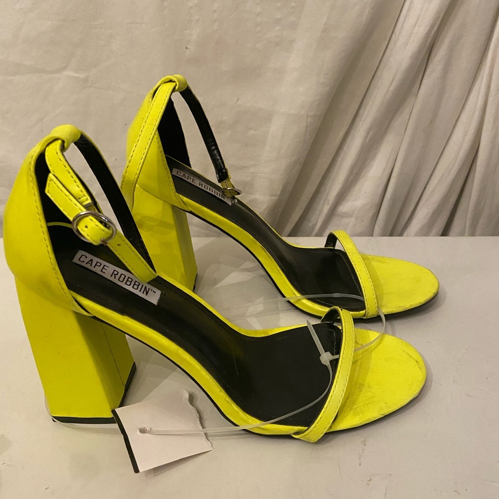 Cape Robbin neon yellow block heel sandals NWT